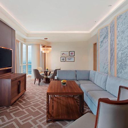 Sheraton Petaling Jaya Hotel Экстерьер фото A living room in a suite at the hotel