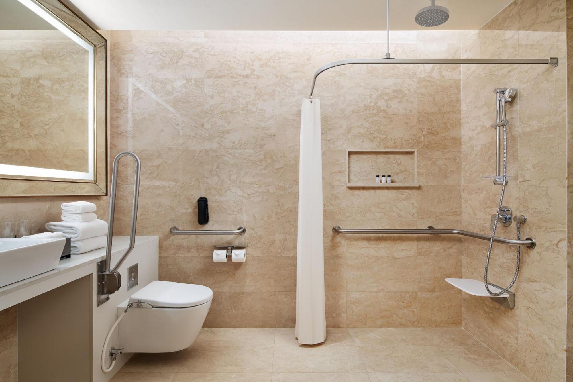 Sheraton Petaling Jaya Hotel Экстерьер фото A wet room
