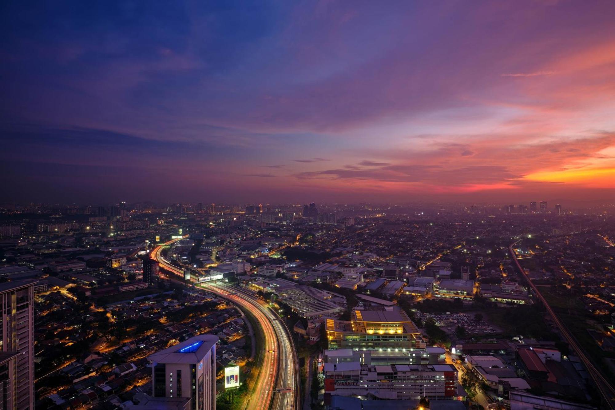 Sheraton Petaling Jaya Hotel Экстерьер фото View of the city at night