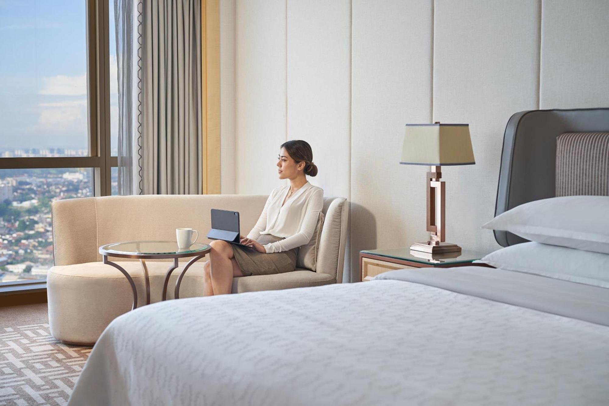 Sheraton Petaling Jaya Hotel Экстерьер фото A guest in a room at the hotel