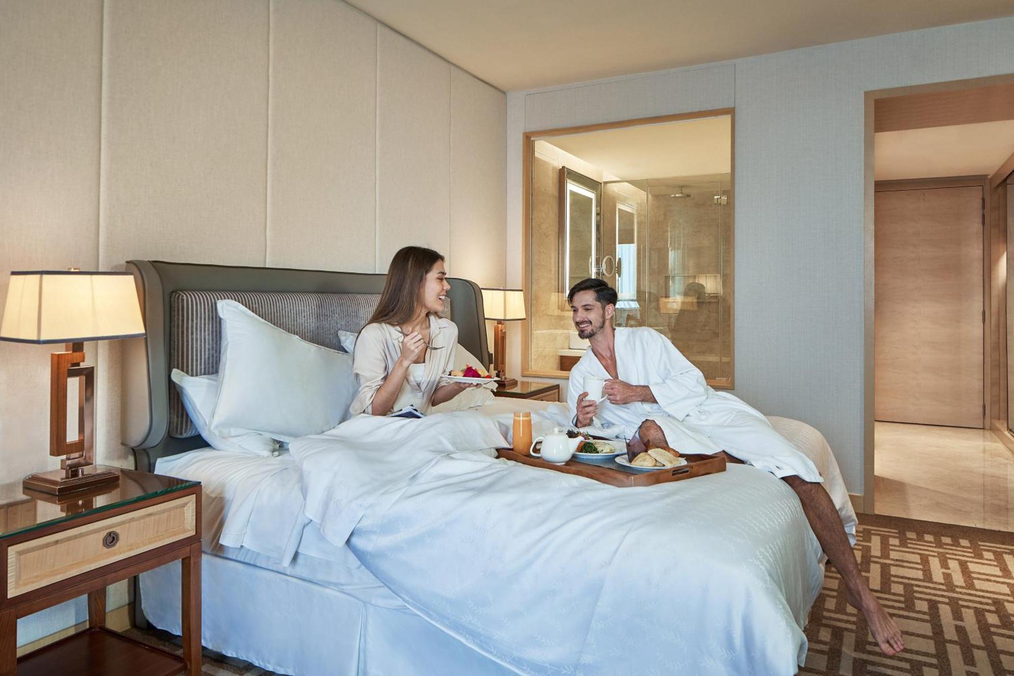Sheraton Petaling Jaya Hotel Экстерьер фото A couple having breakfast in bed at the Conrad Maldives