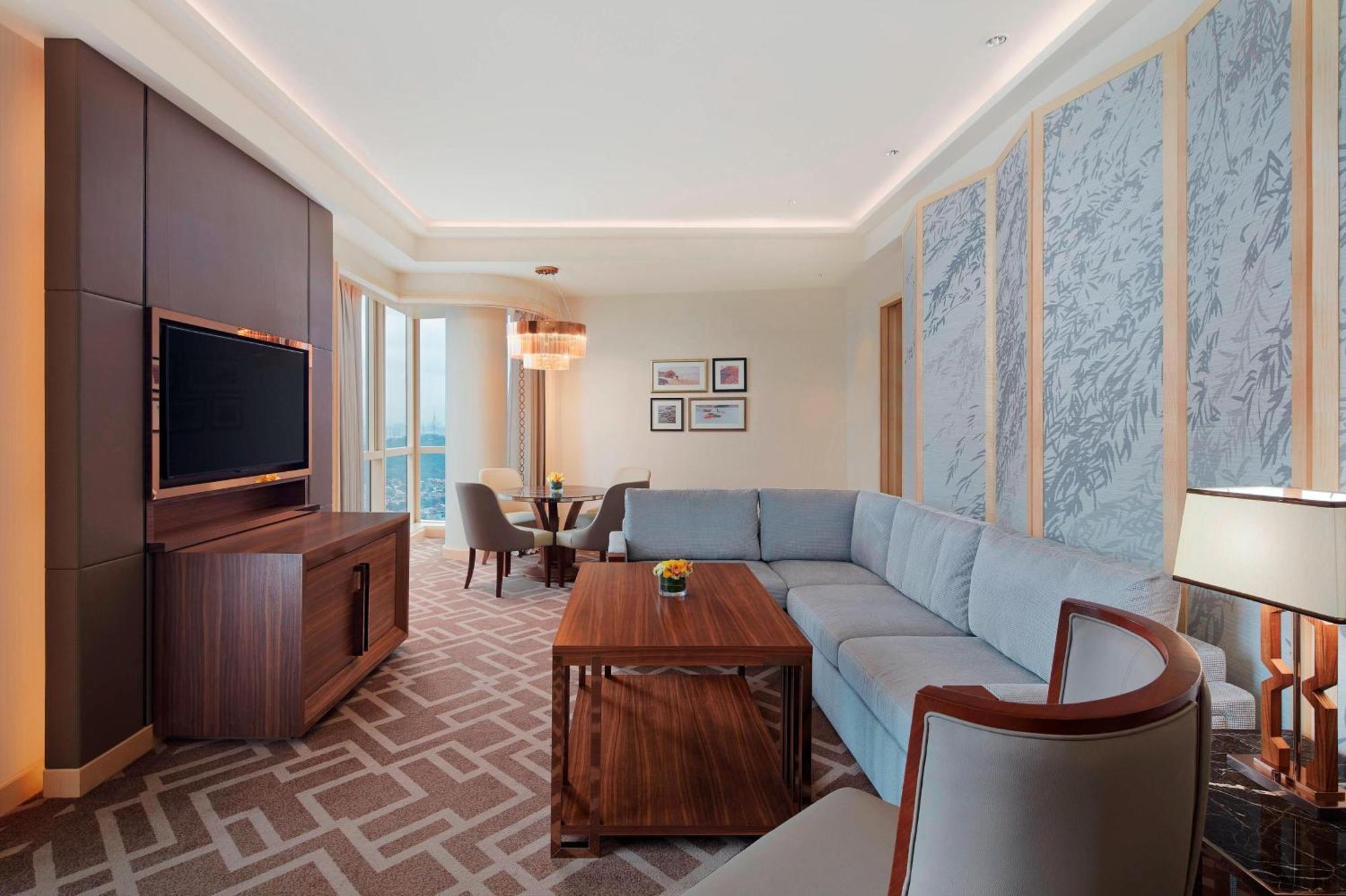 Sheraton Petaling Jaya Hotel Экстерьер фото A living room in a suite at the hotel