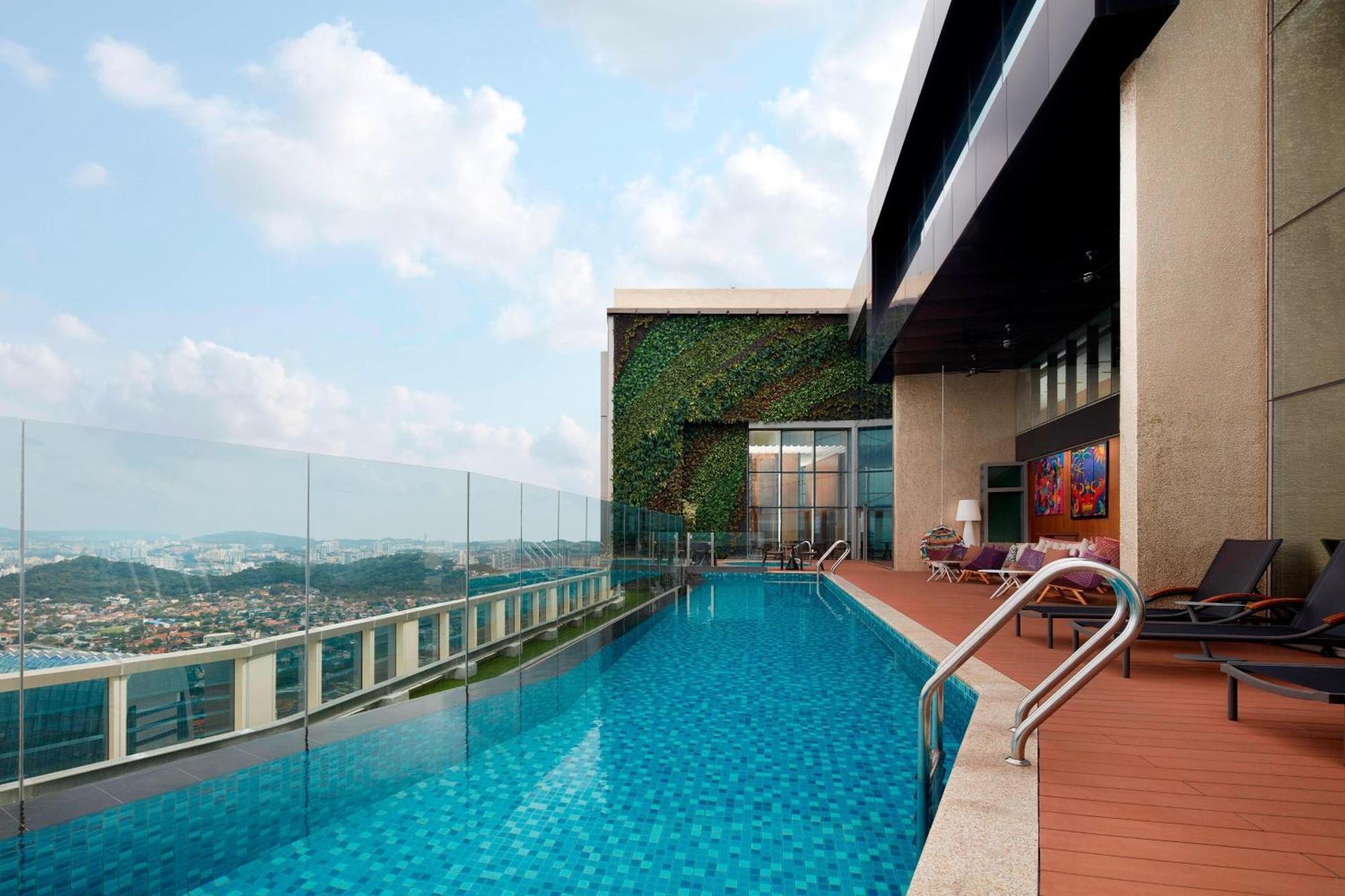 Sheraton Petaling Jaya Hotel Экстерьер фото The swimming pool at the hotel
